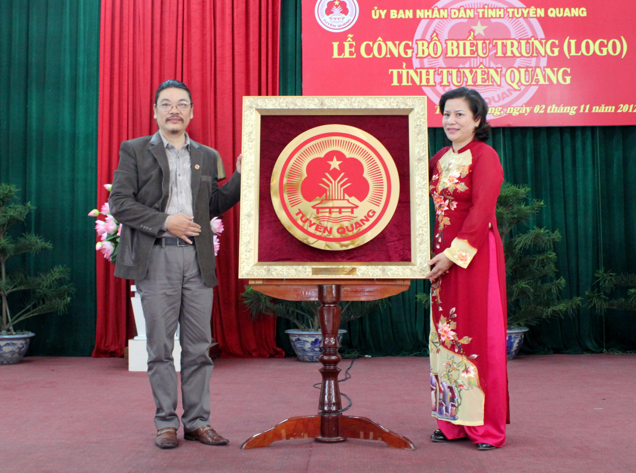 Hoaidesign trao logo cho UBND tỉnh Tuyên Quang